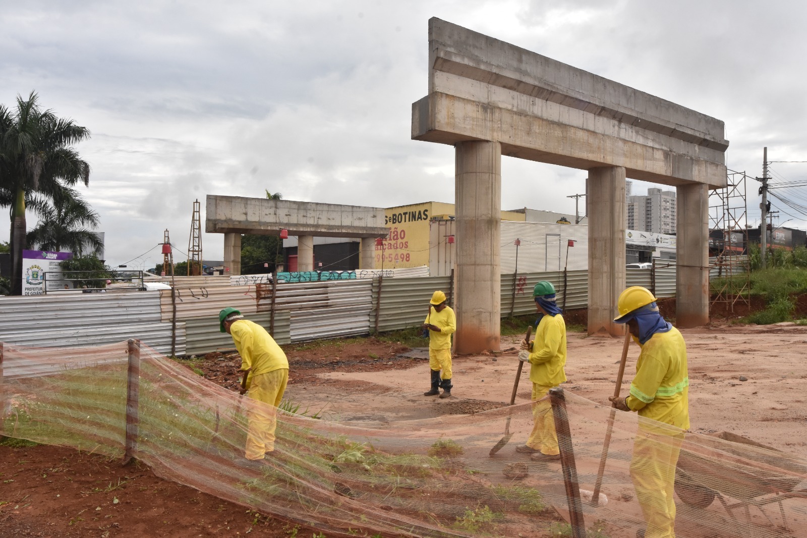 Obras do viaduto da Avenida Castelo Branco com a Av. Leste-Oeste. Foto: Walter Peixoto