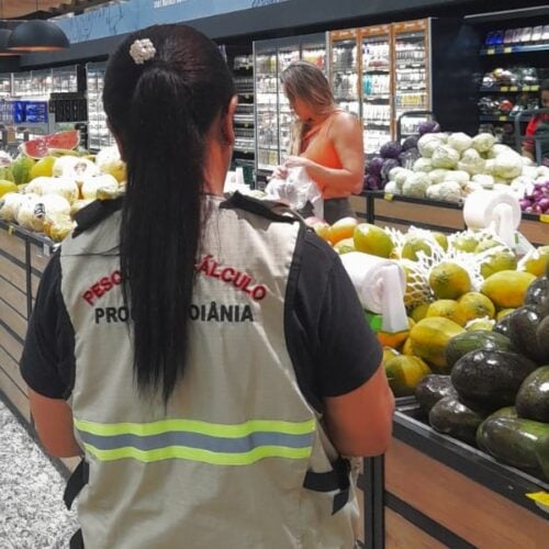 Pesquisa de preços de frutas e verduras em Goiânia. Foto: Procon Goiânia