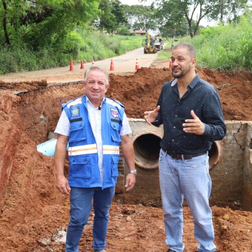 Prefeito Vilmar Mariano visitou obras pluviais no local na manhã desta quarta, acompanhado do vereador Diony Nery. Foto: Wigor Vieira