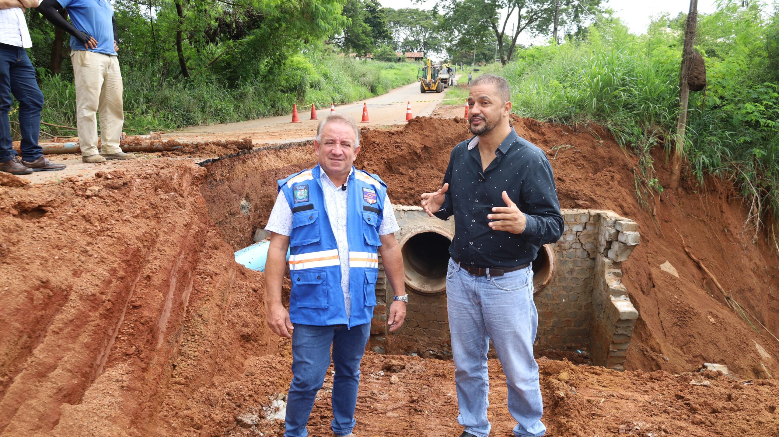 Prefeito Vilmar Mariano visitou obras pluviais no local na manhã desta quarta, acompanhado do vereador Diony Nery. Foto: Wigor Vieira