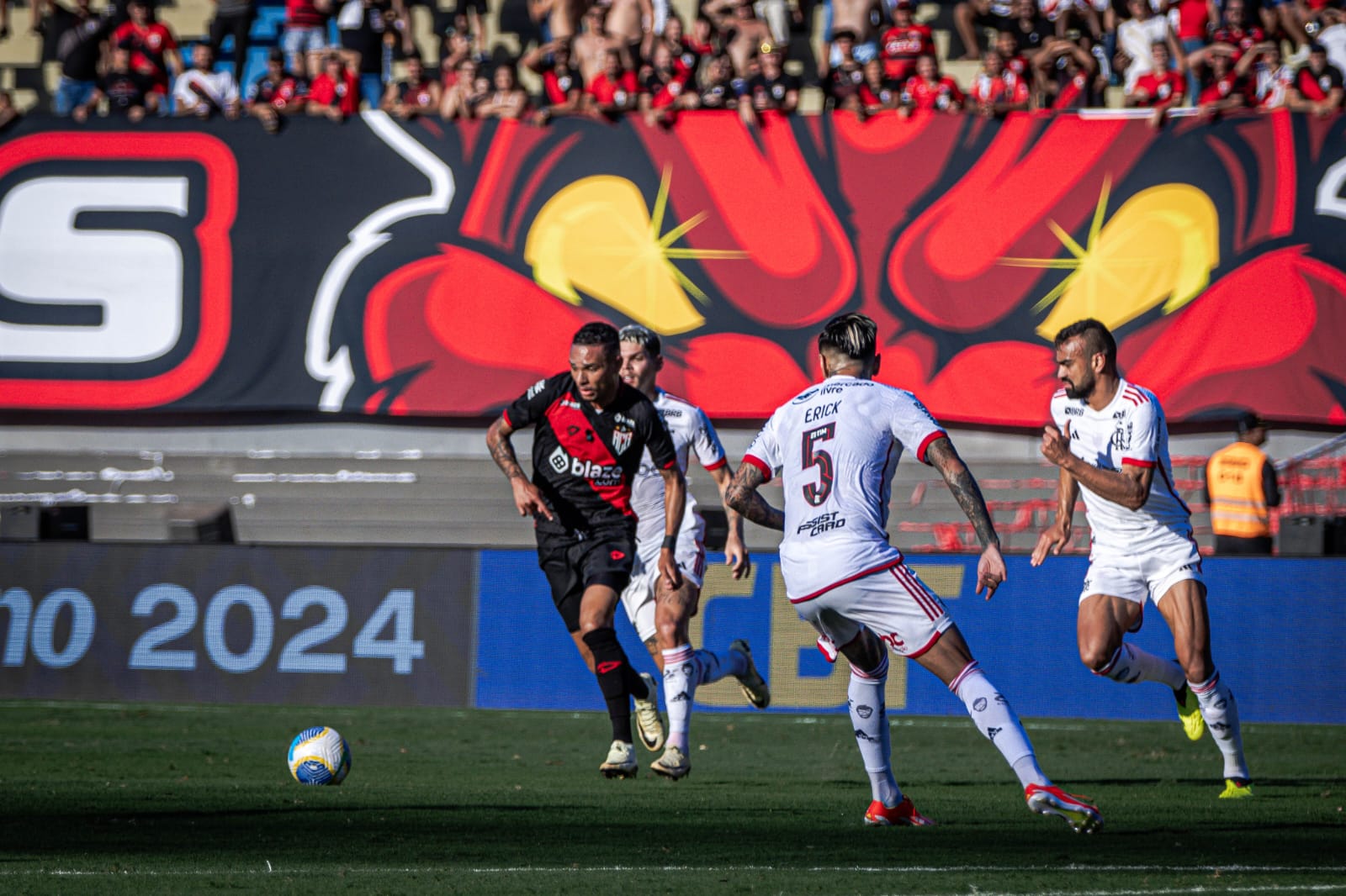 Com renda histórica e arbitragem polêmica, Atlético-GO perde para o Flamengo na estreia do Brasileirão