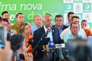 Prefeito de Goiânia concede entrevista coletiva para divulgar novo contrato de coleta de lixo