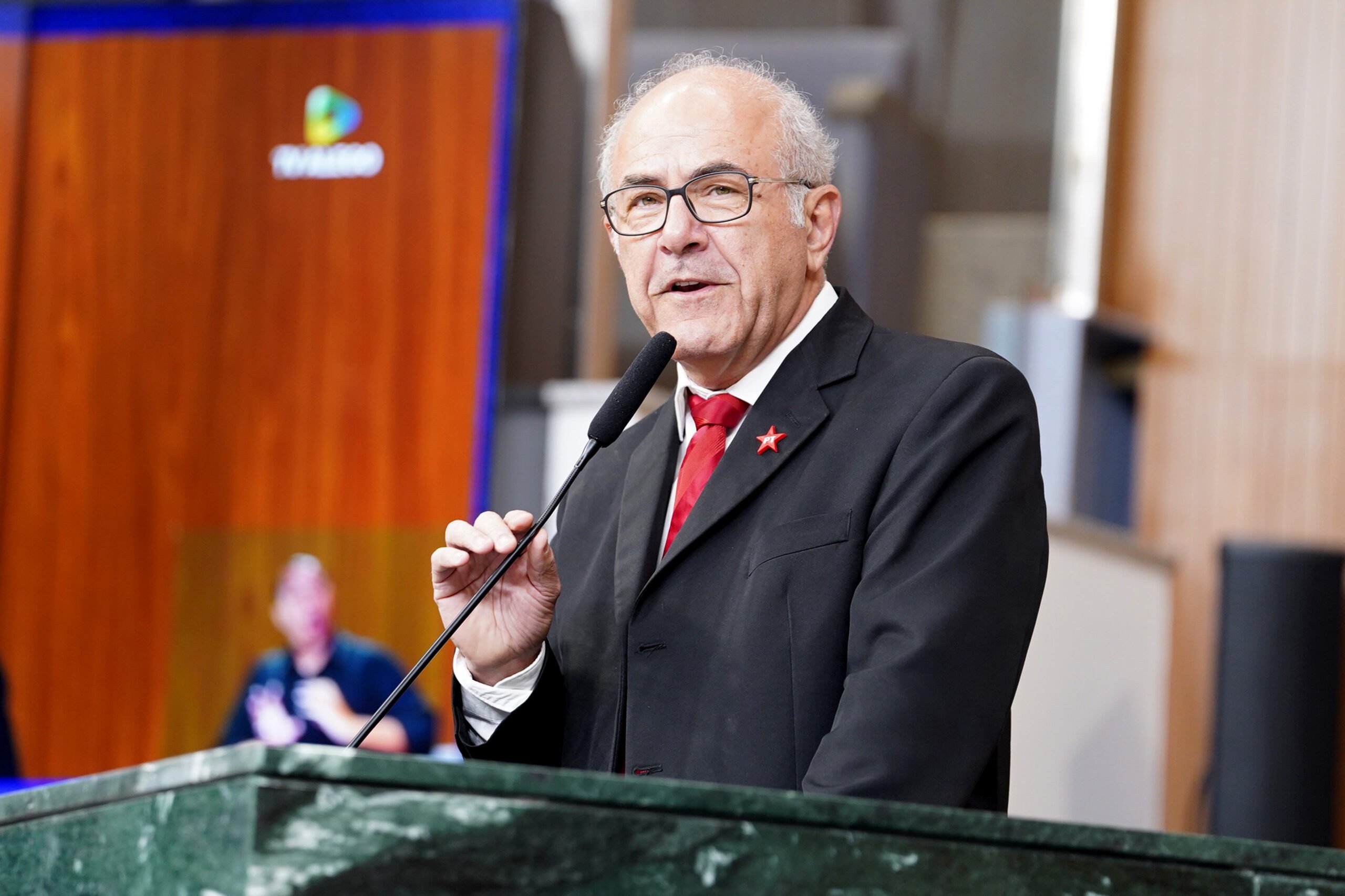 “Contratações paralelas”, diz deputado Mauro Rubem, ao acionar TJGO para suspensão de portaria