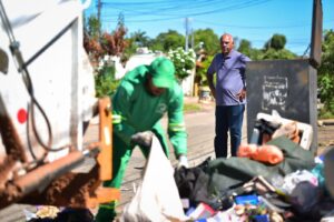 Rogério Cruz acompanha a coleta de lixo na Operação Cidade Limpa. Foto: Jucimar de Sousa