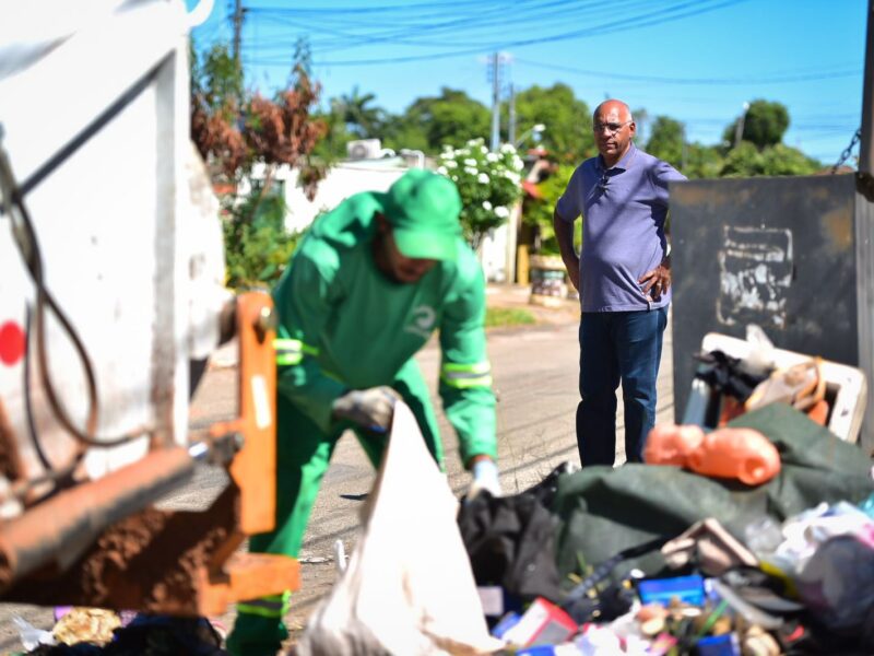 Rogério Cruz acompanha a coleta de lixo na Operação Cidade Limpa. Foto: Jucimar de Sousa