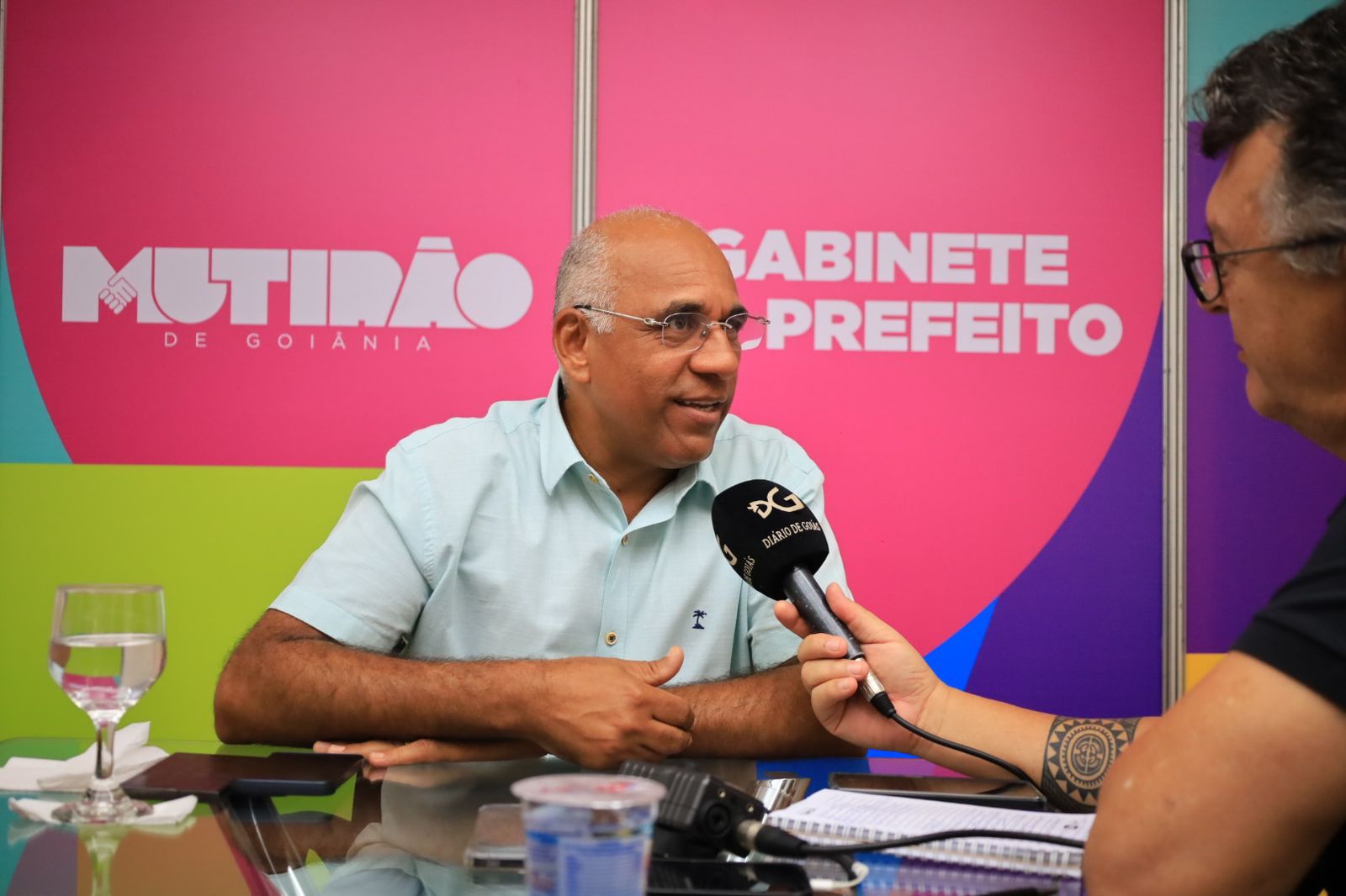 Rogério Cruz em entrevista a Altair Tavares. Foto: Jackson Rodrigues/Secom