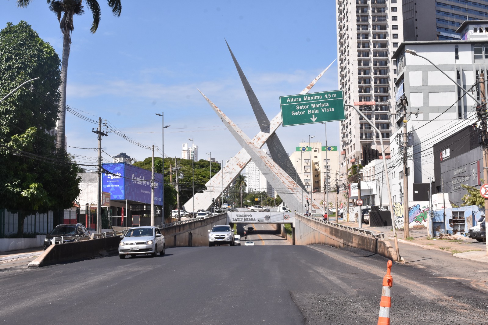 Obras de reconstrução asfáltica na Avenida 85. Foto: Wagner Peixoto/Seinfra