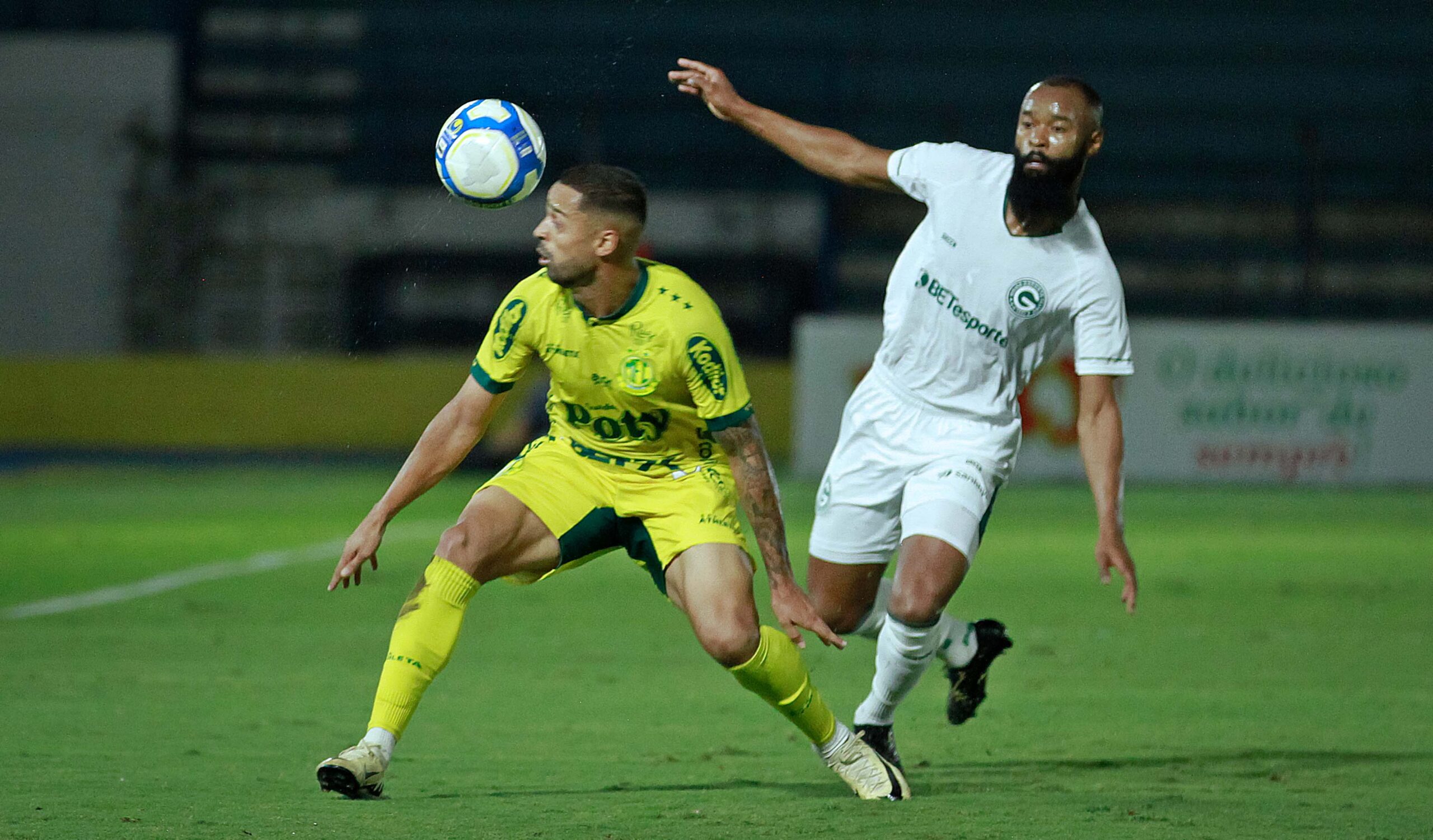 Série B: Mirassol tem dois jogadores expulsos e mesmo assim vence o Goiás