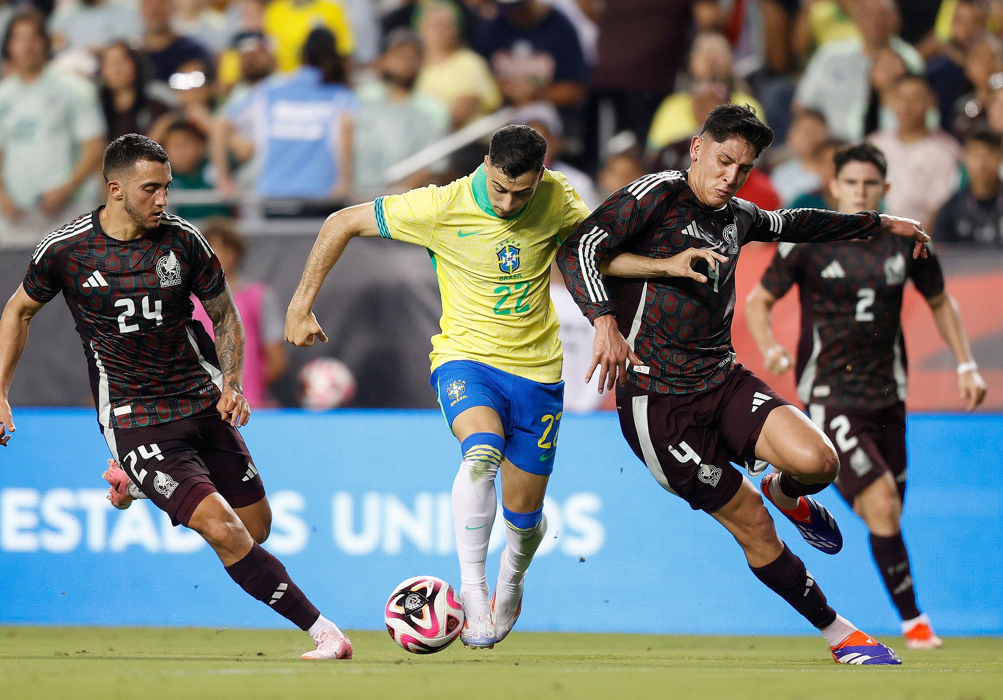 Em jogo de cinco gols, Brasil vence México na preparação para Copa América