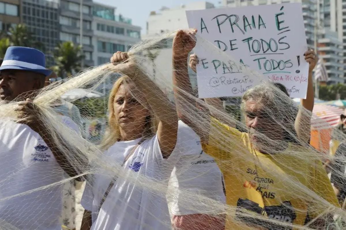 Manifestantes cercam trecho de areia em protestos contra PEC das Praias