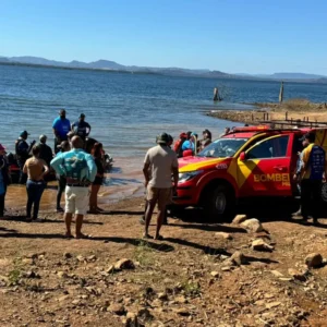 Bombeiros resgatam casal à deriva no Lago de Serra da Mesa. Foto: Reprodução/CBMGO