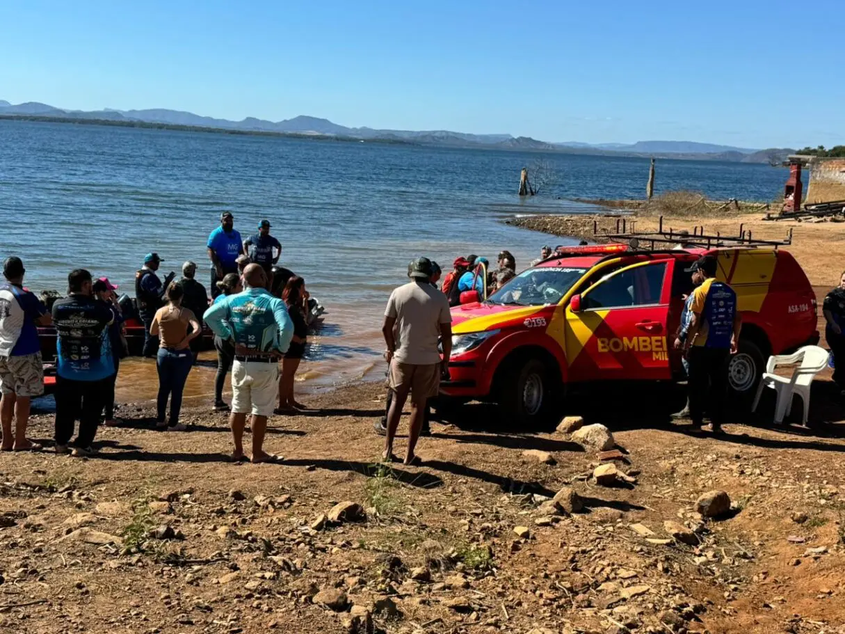 Bombeiros resgatam casal à deriva no Lago de Serra da Mesa. Foto: Reprodução/CBMGO