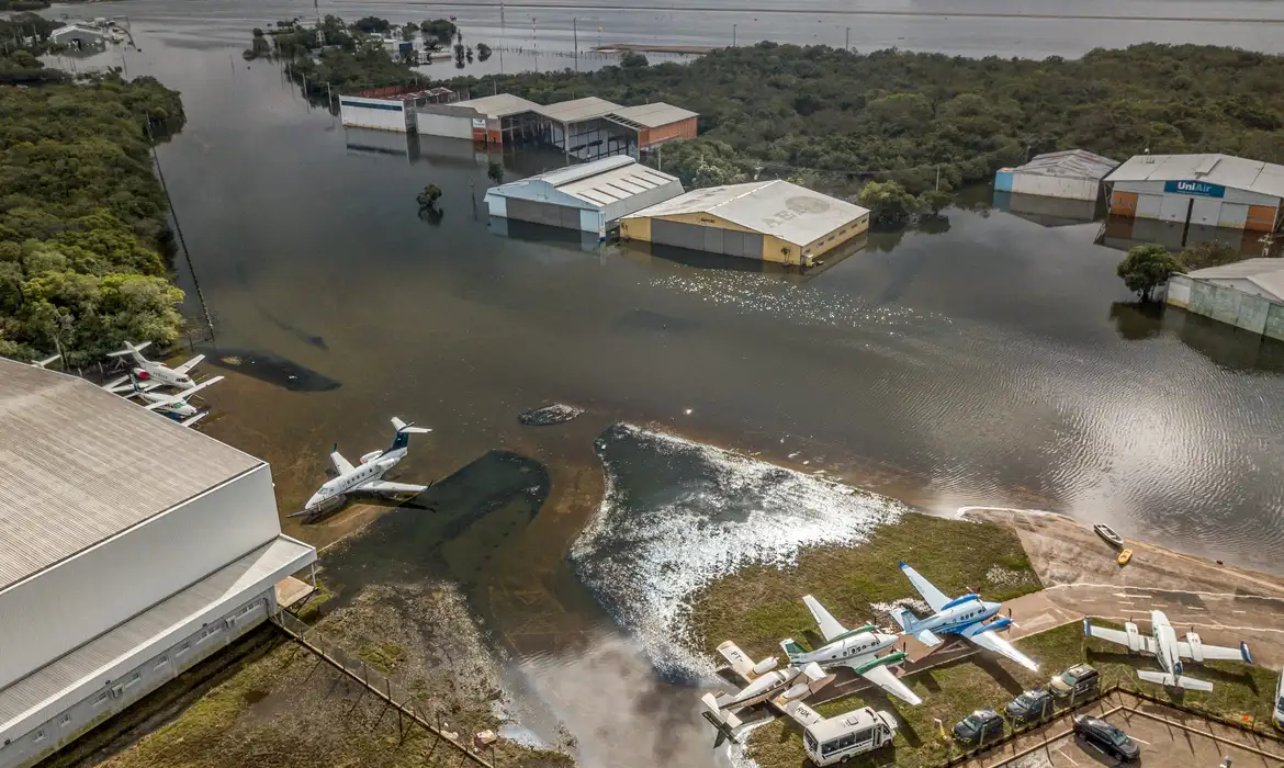 Aeroporto Internacional Salgado Filho, em Porto Alegre, alagado após enchentes do RS. Foto: Rafa Neddermeyer/Agência Brasil