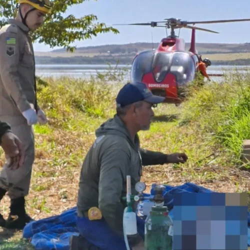 helicóptero cai no lago em Água Fria de Goiás, com empresário do Na Praia. Foto: Corpo de Bombeiros