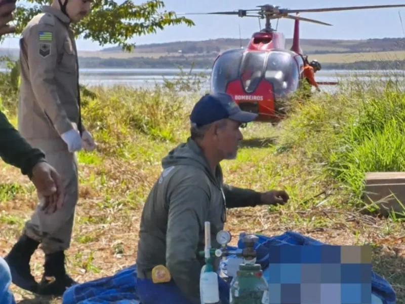 helicóptero cai no lago em Água Fria de Goiás, com empresário do Na Praia. Foto: Corpo de Bombeiros