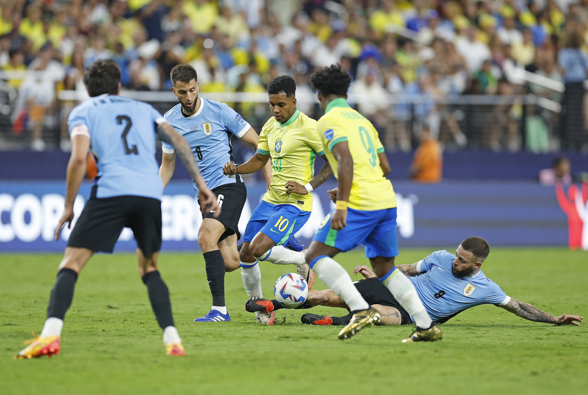 Após empate no tempo normal, Brasil perde nos pênaltis para o Uruguai e está fora da Copa América