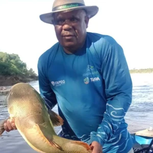 Pescador auxilia em pesquisa custeada pela Fapeg no Rio Araguaia. Foto: Fapeg