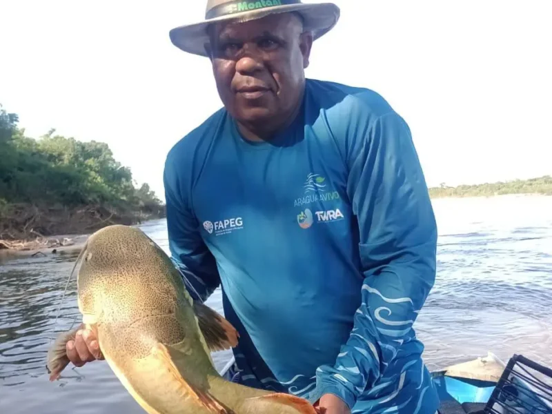 Pescador auxilia em pesquisa custeada pela Fapeg no Rio Araguaia. Foto: Fapeg