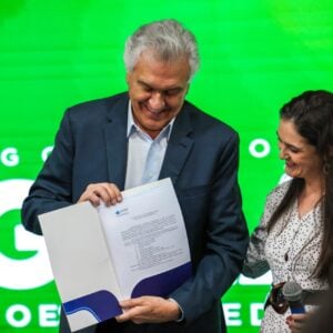 Ronaldo Caiado entrega títulos de terras a produtores do nordeste goiano. Foto: Cristiano Borges