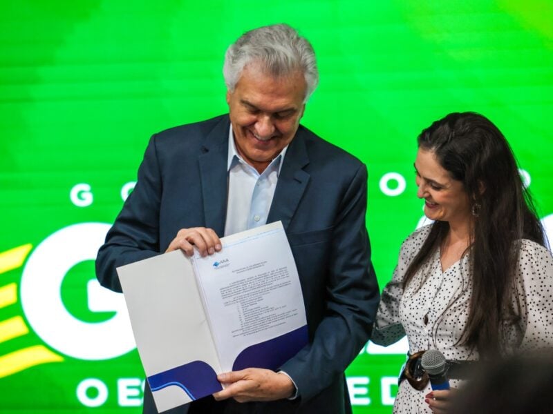 Ronaldo Caiado entrega títulos de terras a produtores do nordeste goiano. Foto: Cristiano Borges