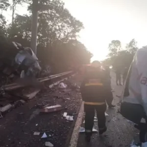 Acidente na BR-251 deixa quatro pessoas mortas na divisa entre Goiás e Minas Gerais. Foto: Corpo de Bombeiros do DF