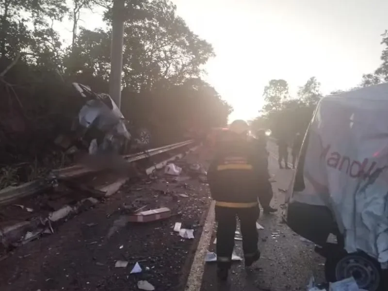 Acidente na BR-251 deixa quatro pessoas mortas na divisa entre Goiás e Minas Gerais. Foto: Corpo de Bombeiros do DF