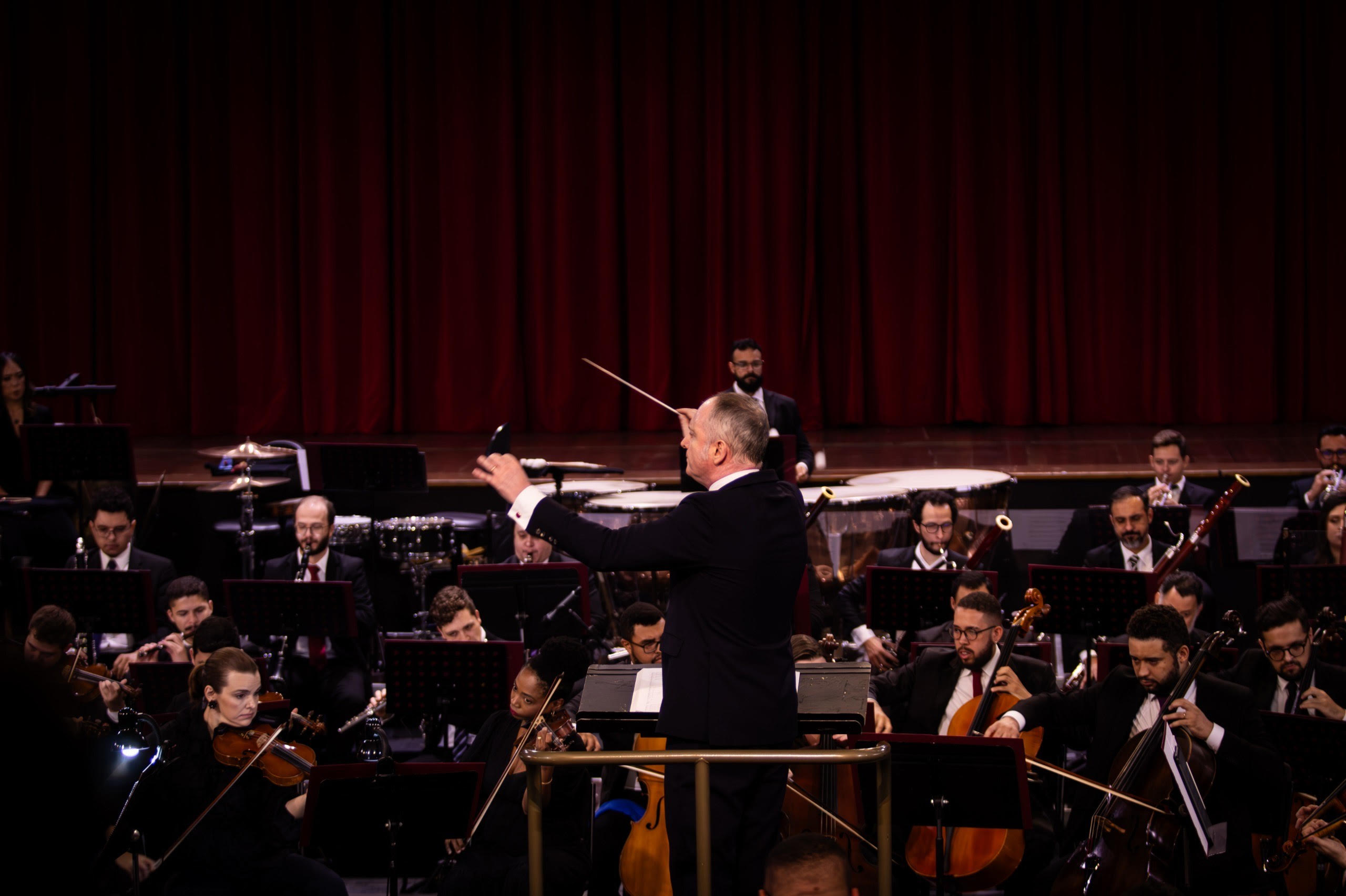 Orquestra Filarmônica de Goiás se apresenta no Teatro Goiânia, sob regência de Neil Thomson