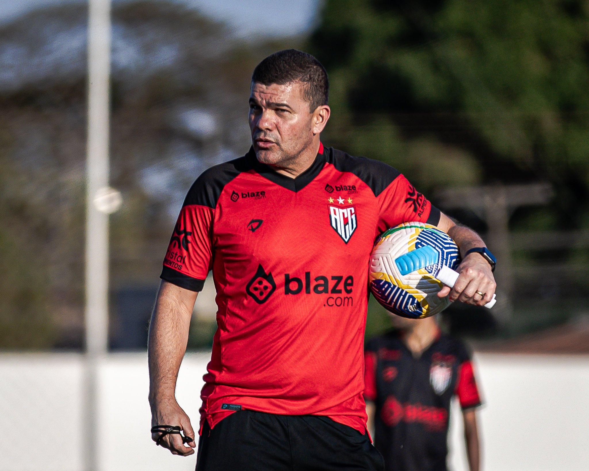 Umberto Louzer prega imposição do Atlético-GO para confronto decisivo diante do Vitória