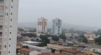 Neblina e garoa leves marcam manhã de sábado em Goiânia