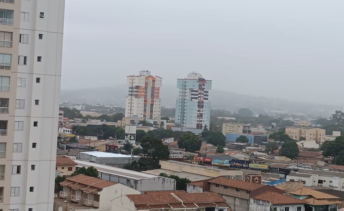 Neblina e garoa leves marcam manhã de sábado em Goiânia