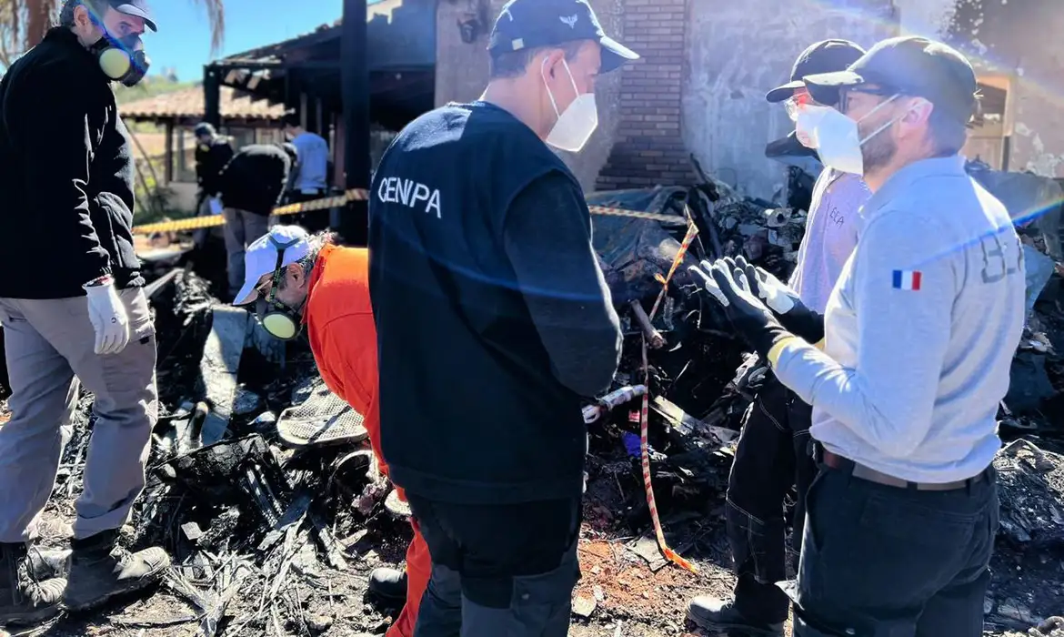 Equipe da França auxilia na remoção de motores da aeronave da Voepass e primeiros corpos são identificados