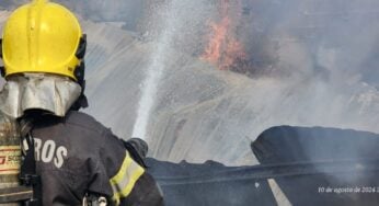 Bombeiros combatem incêndio que destruiu galpão de estopas em Goiânia