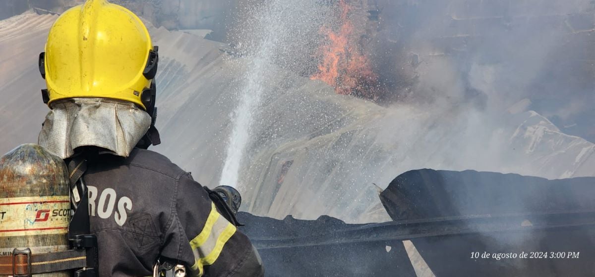 Bombeiros combatem incêndio que destruiu galpão de estopas em Goiânia