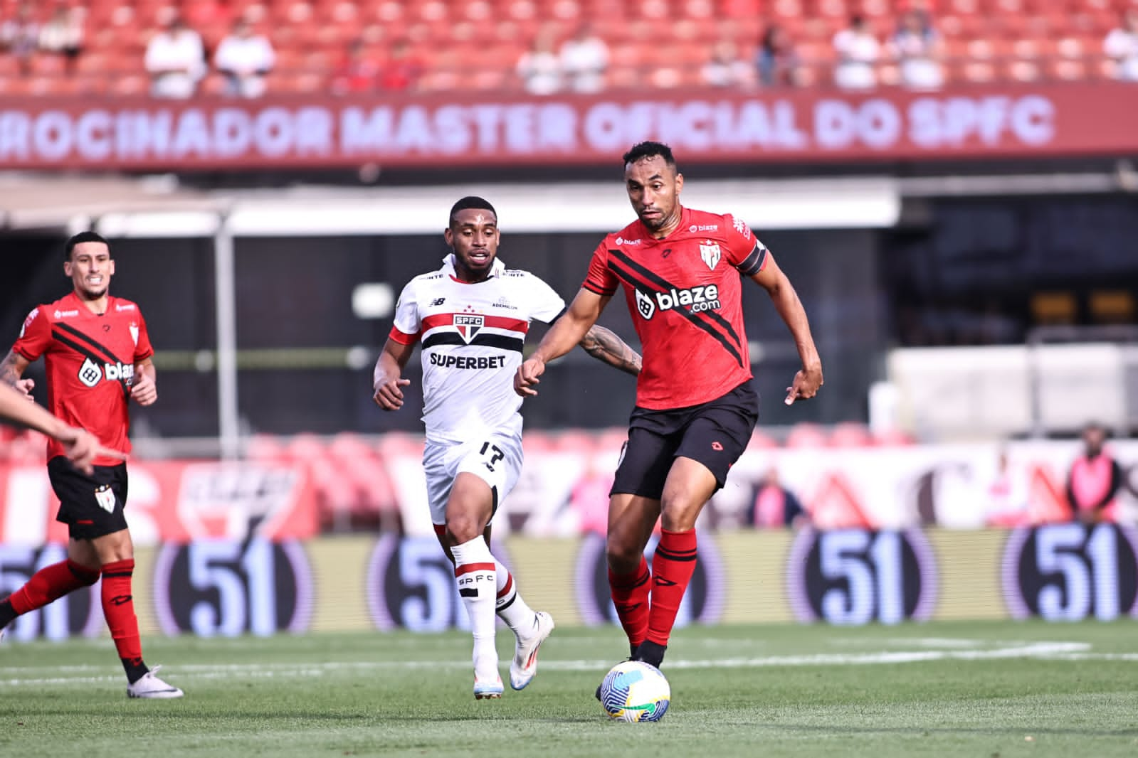 Com time reserva, São Paulo vence Atlético-GO que atinge 14 derrotas no Brasileirão