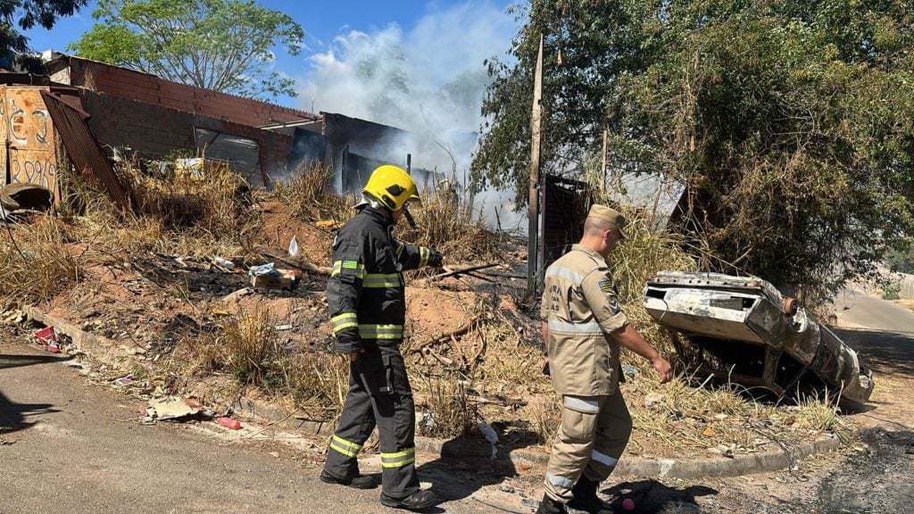 Bombeiros combatem incêndio em depósito de materiais recicláveis em Catalão