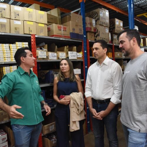 Leandro Vilela ouve empresários de Aparecida ao lado de Gustavo Mendanha e Camila Rosa. Foto: Divulgação