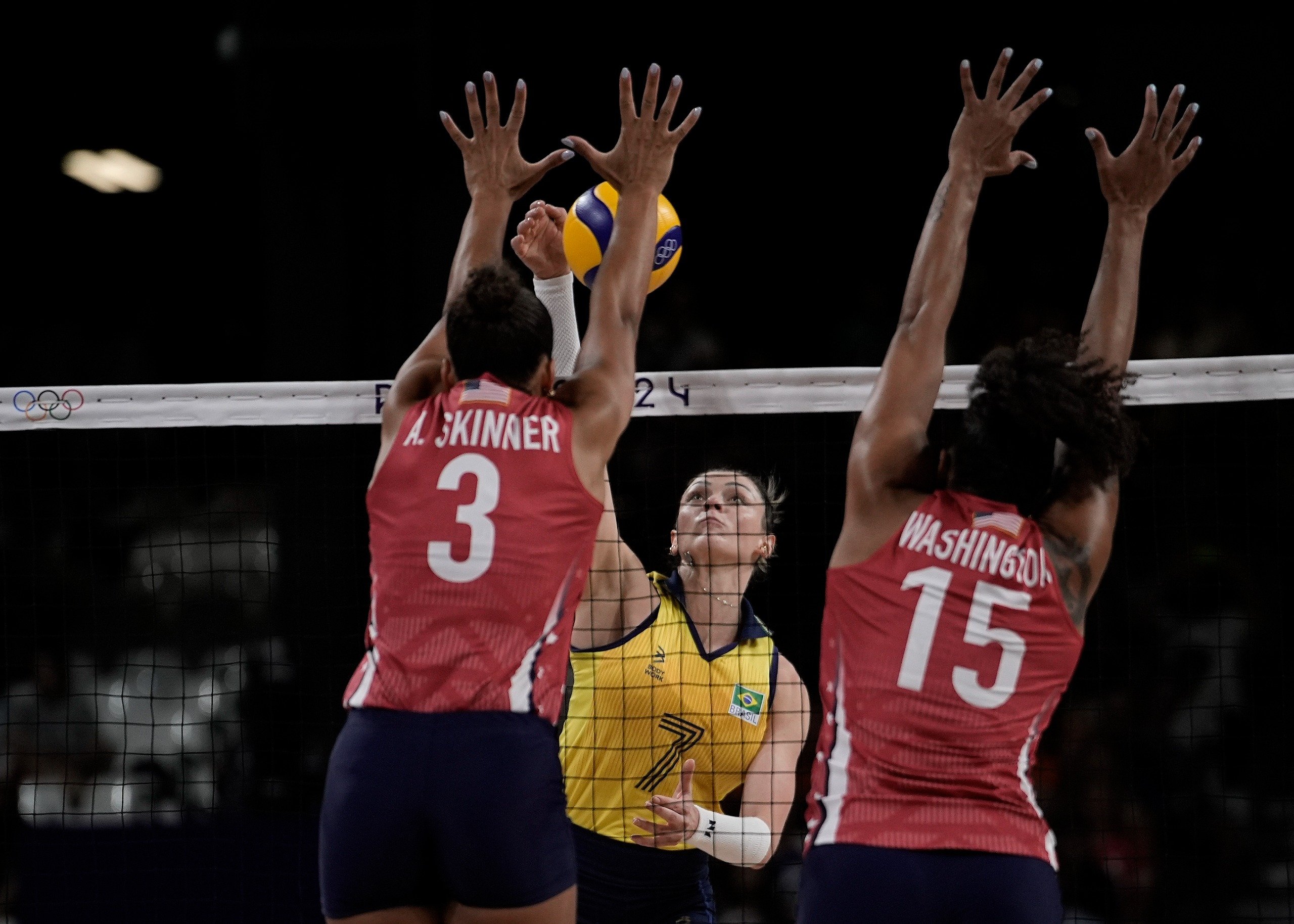 Jogos Olímpicos: Brasil para nos Estados Unidos e vai lutar pelo bronze no vôlei feminino em Paris