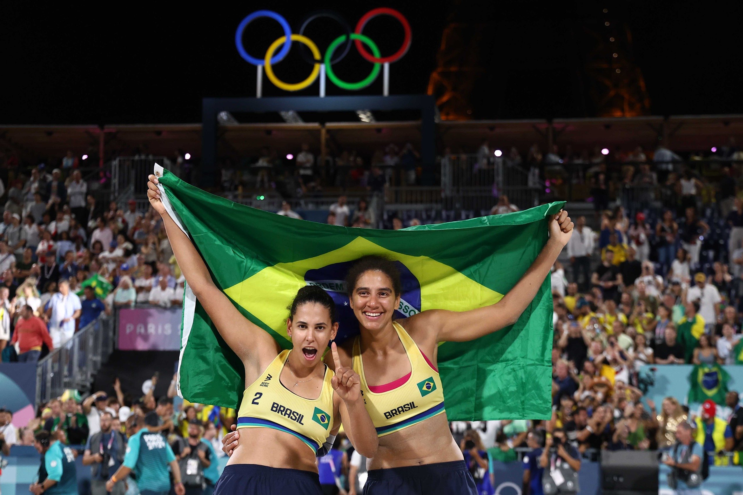 Campeãs de tudo, Duda e Ana Patrícia conquistam o ouro no vôlei de praia em Paris