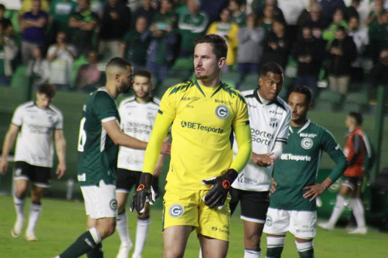 Em noite de artilheiro, goleiro Tadeu desabafa e se declara ao Goiás: “Honra e amor”