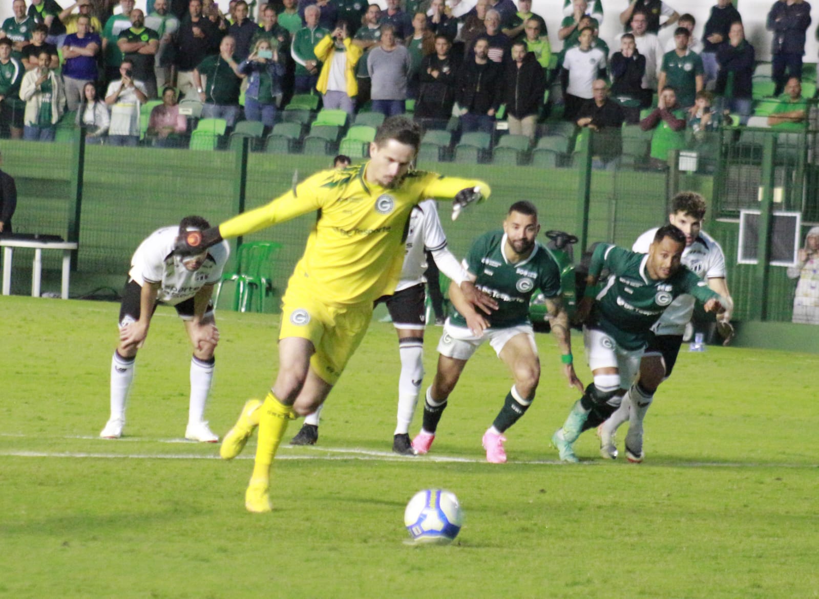 Com dois gols de Tadeu, Goiás vence de virada o Ceará e se recupera no Brasileiro Série B