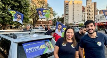 Matheus Ribeiro faz adesivaço na Praça Tamandaré, em primeiro dia de campanha