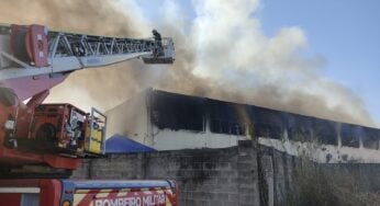 Fábrica pega fogo no Bairro Santo Antônio, em Goiânia