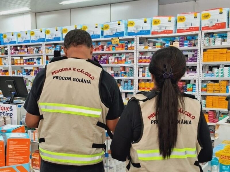 Pesquisa de preço em farmácias. Foto: Tânia Magalhães/Procon Goiânia