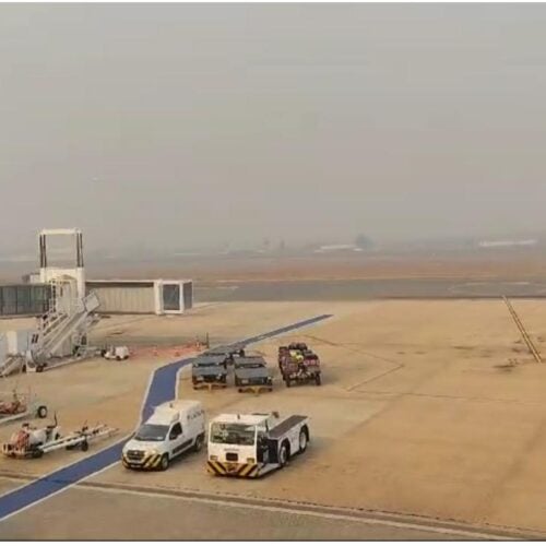 Pista do aeroporto de Goiânia com nuvem de fumaça. Foto: Charlie Pereira/DG