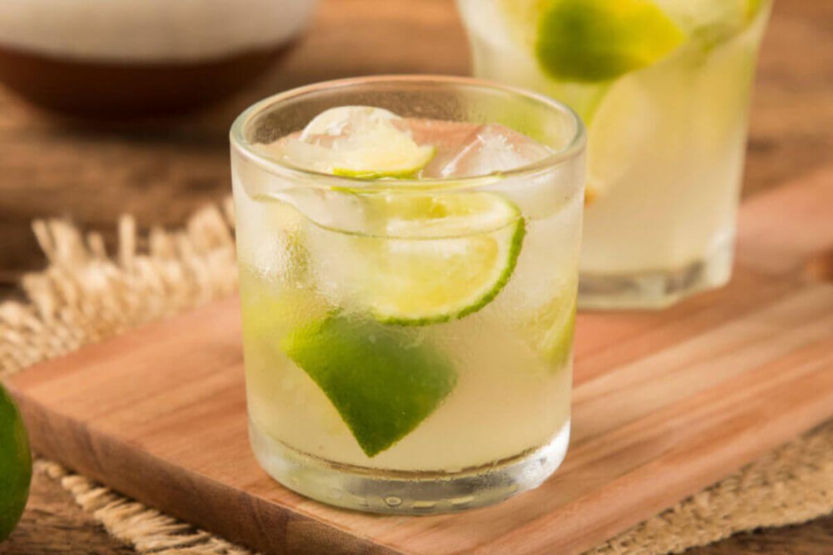 6 drinks com cachaça para fazer em casa