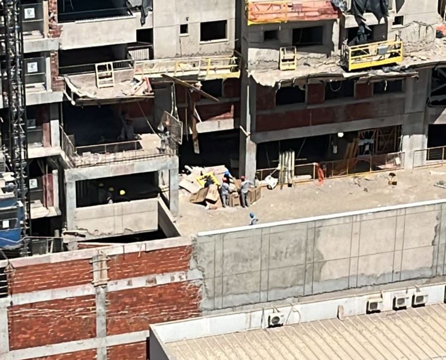 Trabalhadores caem de plataforma de segurança de um prédio em obras, em Goiânia