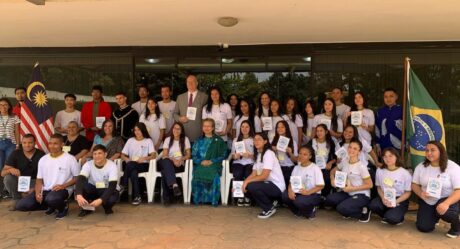 Estudantes de Planaltina de Goiás vivenciam cultura internacional em visita à Embaixada da Malásia