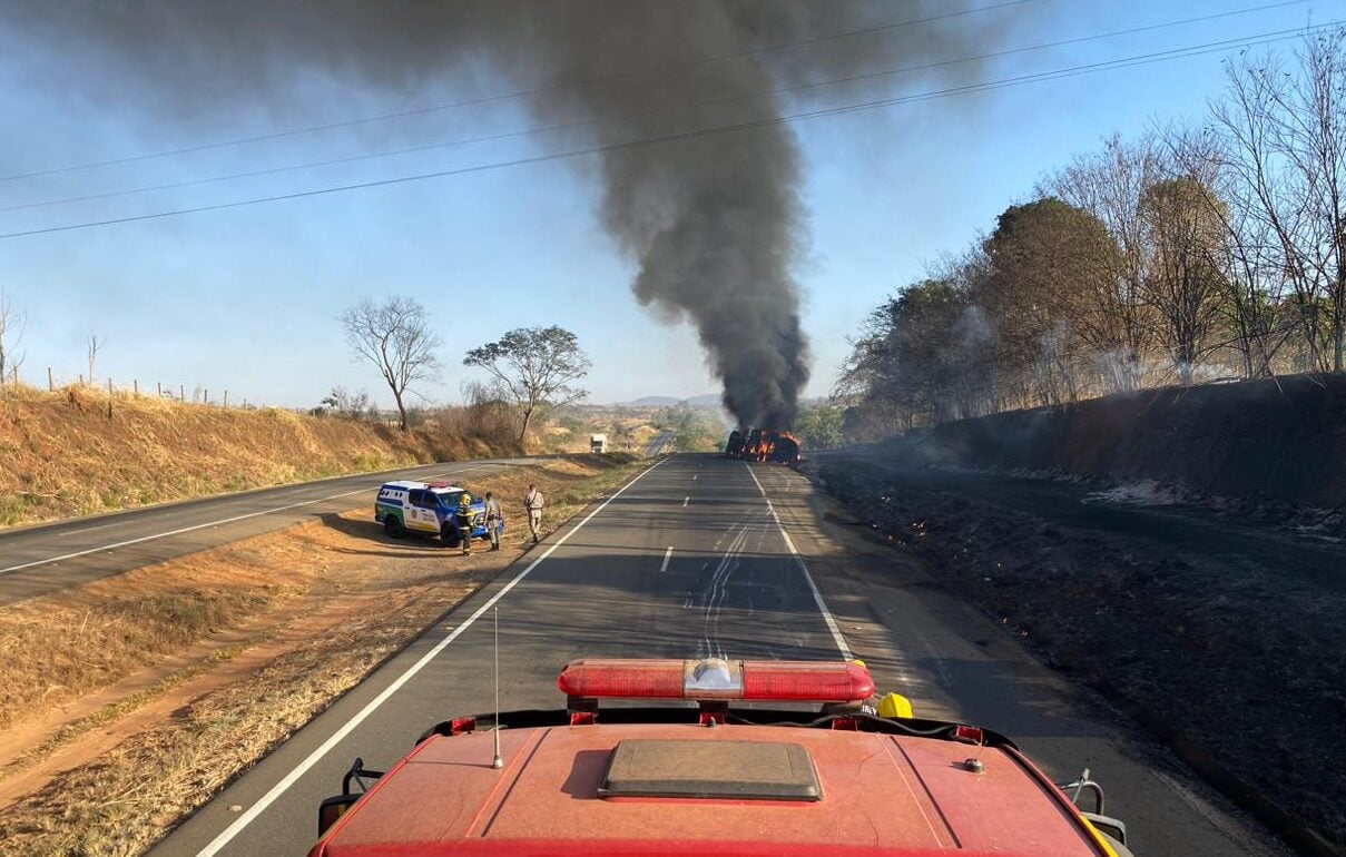 Caminhão de combustível pega fogo na GO-080, em Nerópolis