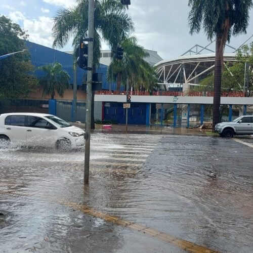 Chuva causa alagamento na Avenida Paraíba, em Goiânia. Foto: Maianí Gontijo