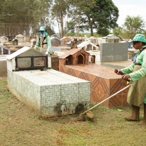 Prefeitura realiza manutenção nos cemitérios municipais para dia de finados. Foto: Brunno Moreira